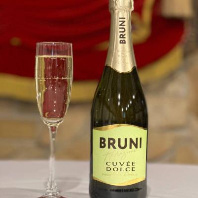 Bruni Cuvee Dolce, Италия, сладкое 150мл/490₽, 750мл/2450₽