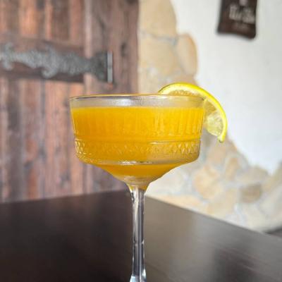 Daiquiri - ром, сахарный сироп, лимон, манго, маракуйя- 380₽