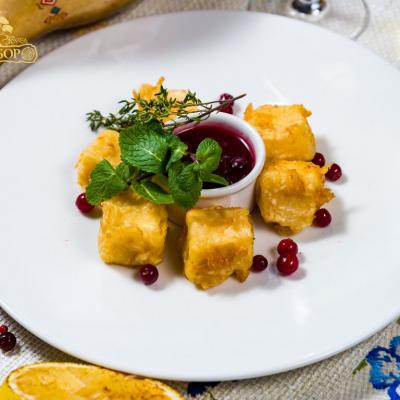 Сыр в кляре с клюквенным соусом